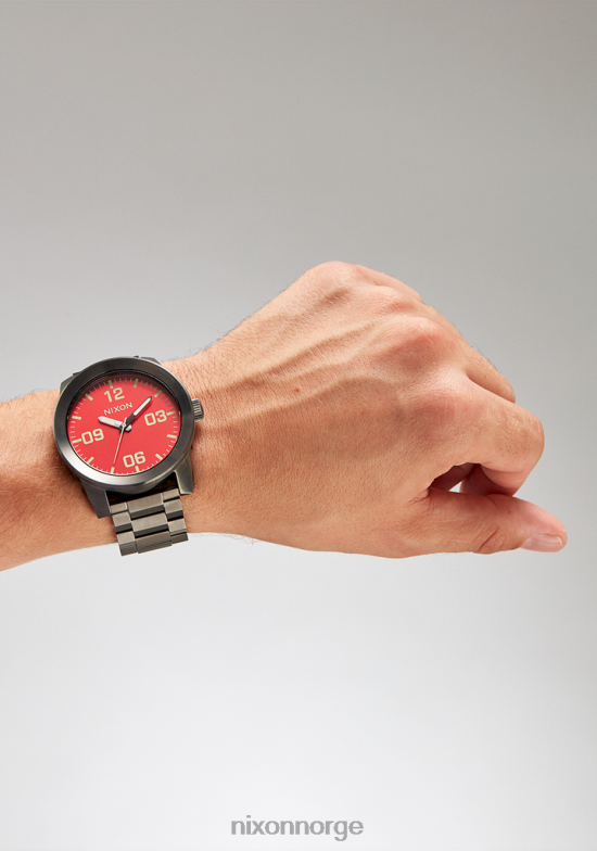 Nixon korporal rustfritt stål 42H0X69 se rød/pistolmetall