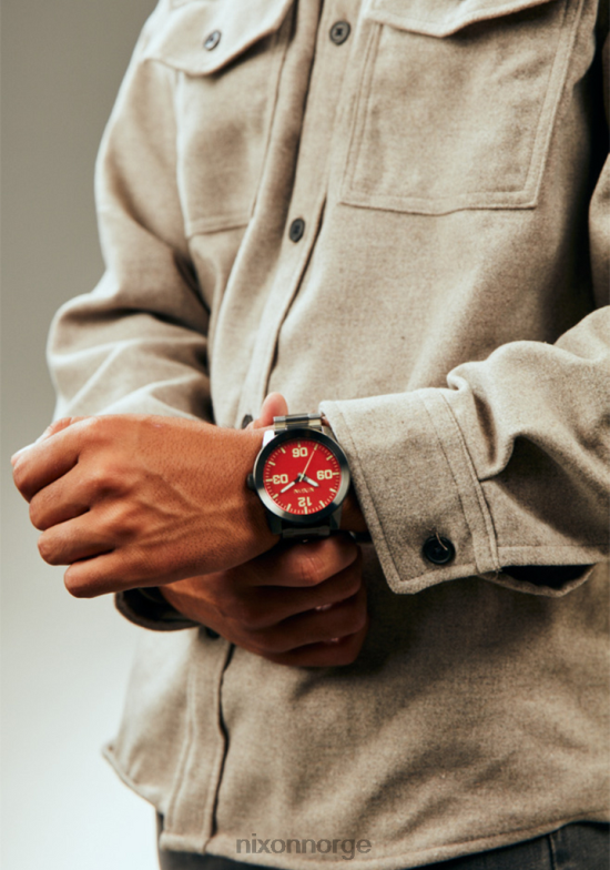 Nixon korporal rustfritt stål 42H0X69 se rød/pistolmetall