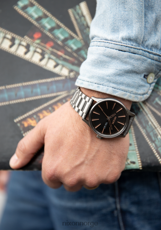 Nixon vakt i rustfritt stål 42H0X6 se matt sort/gull